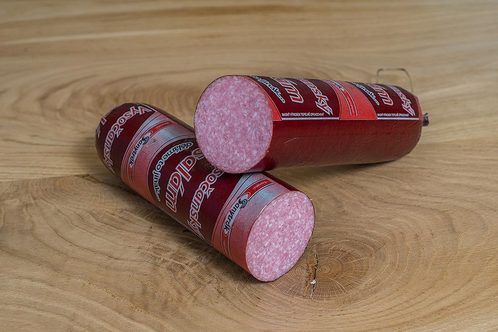 Vysočanský salám - velký - Bezlepkový výrobek - Salám je vyroben z 97% vepřového českého masa uzený klasickým způsobem na bukovém dřevě.